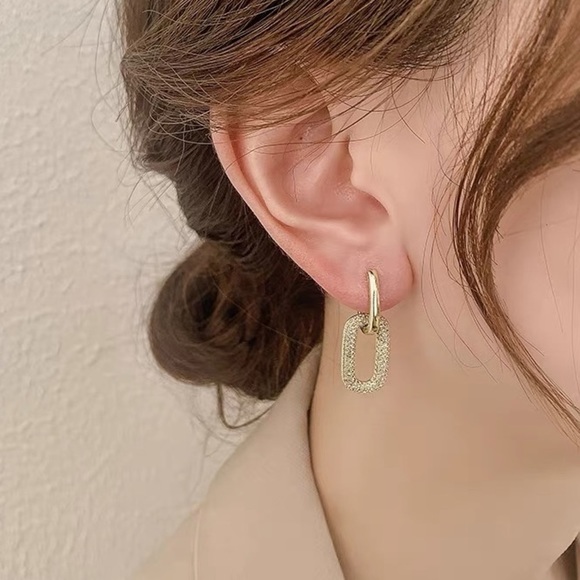 💎 BOGO❗️ PRICE🔻Minimalist Geometric Gold Toned links Earrings - Picture 4 of 5
